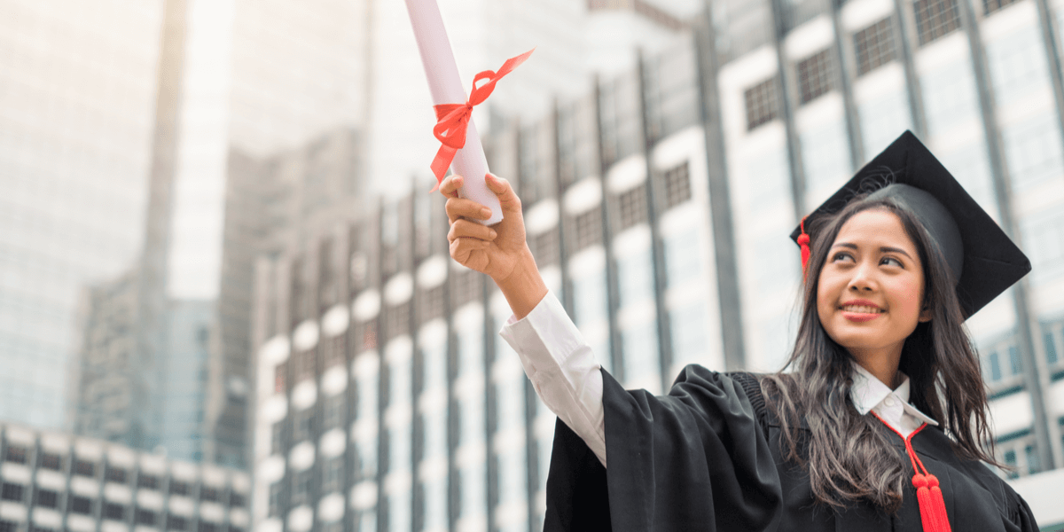 Die Hand mit Erfolg Bachelor-Abschluss der Universität